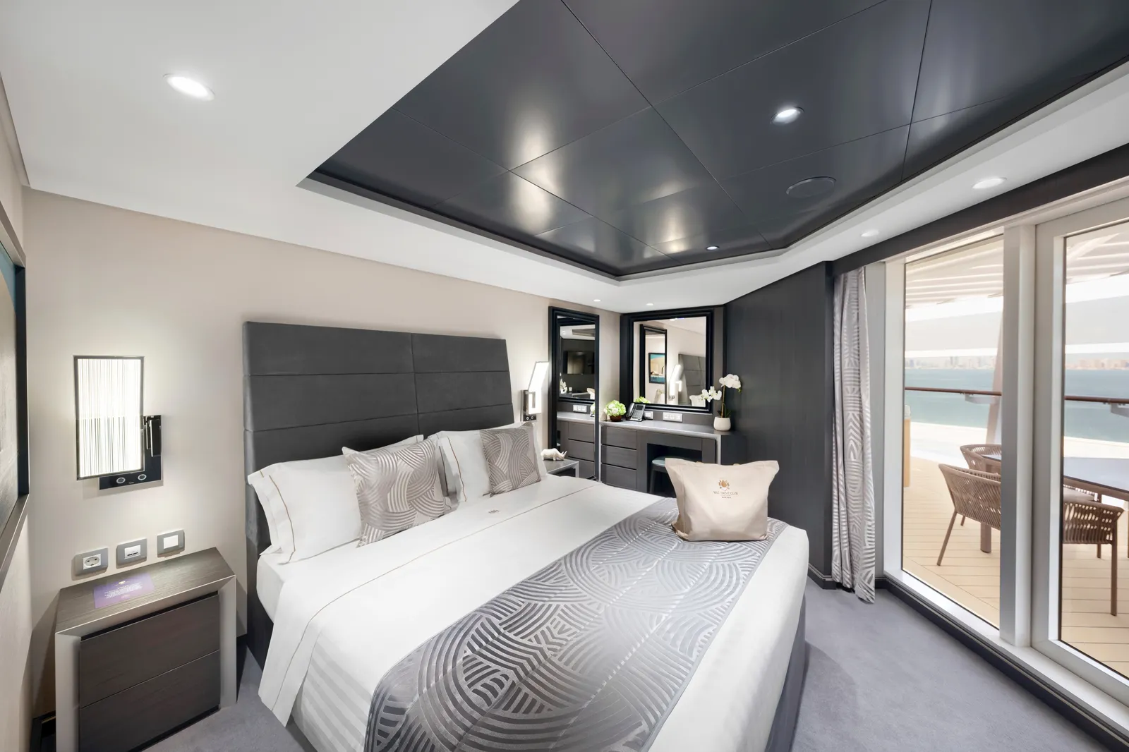 MSC Yacht Club Royal Suite with Whirlpool Bath (스위트 객실 · MSC 크루즈 · MSC World Asia)
