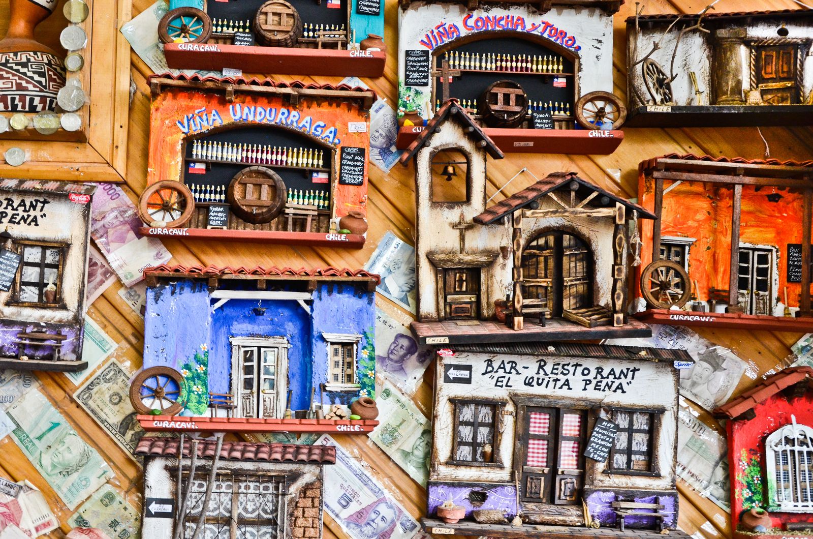 칠레의 명소와 와이너리를 재현한 정교한 수공예 미니어처.