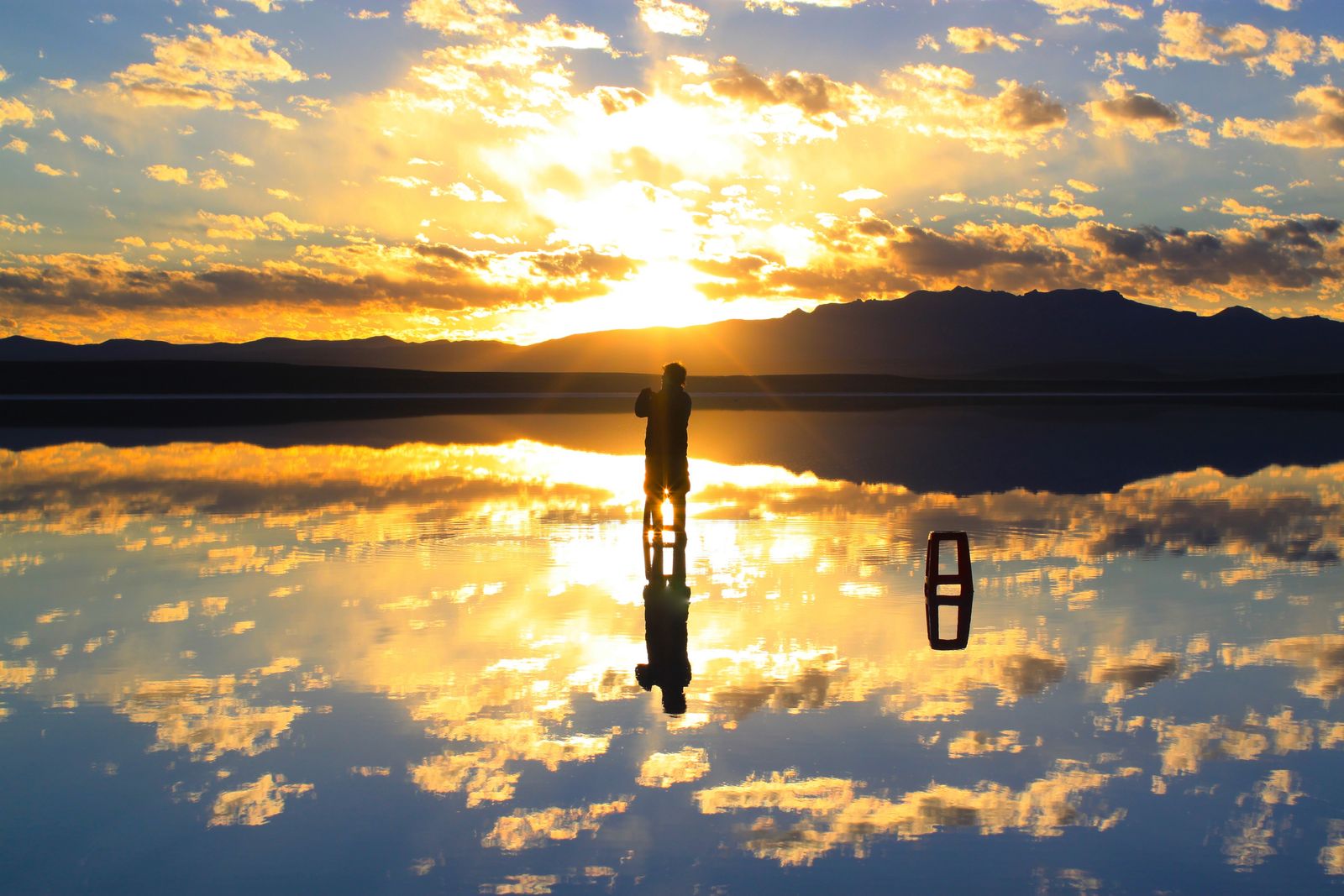 하늘과 땅의 경계가 사라지는 신비로운 거울의 땅, 우유니.