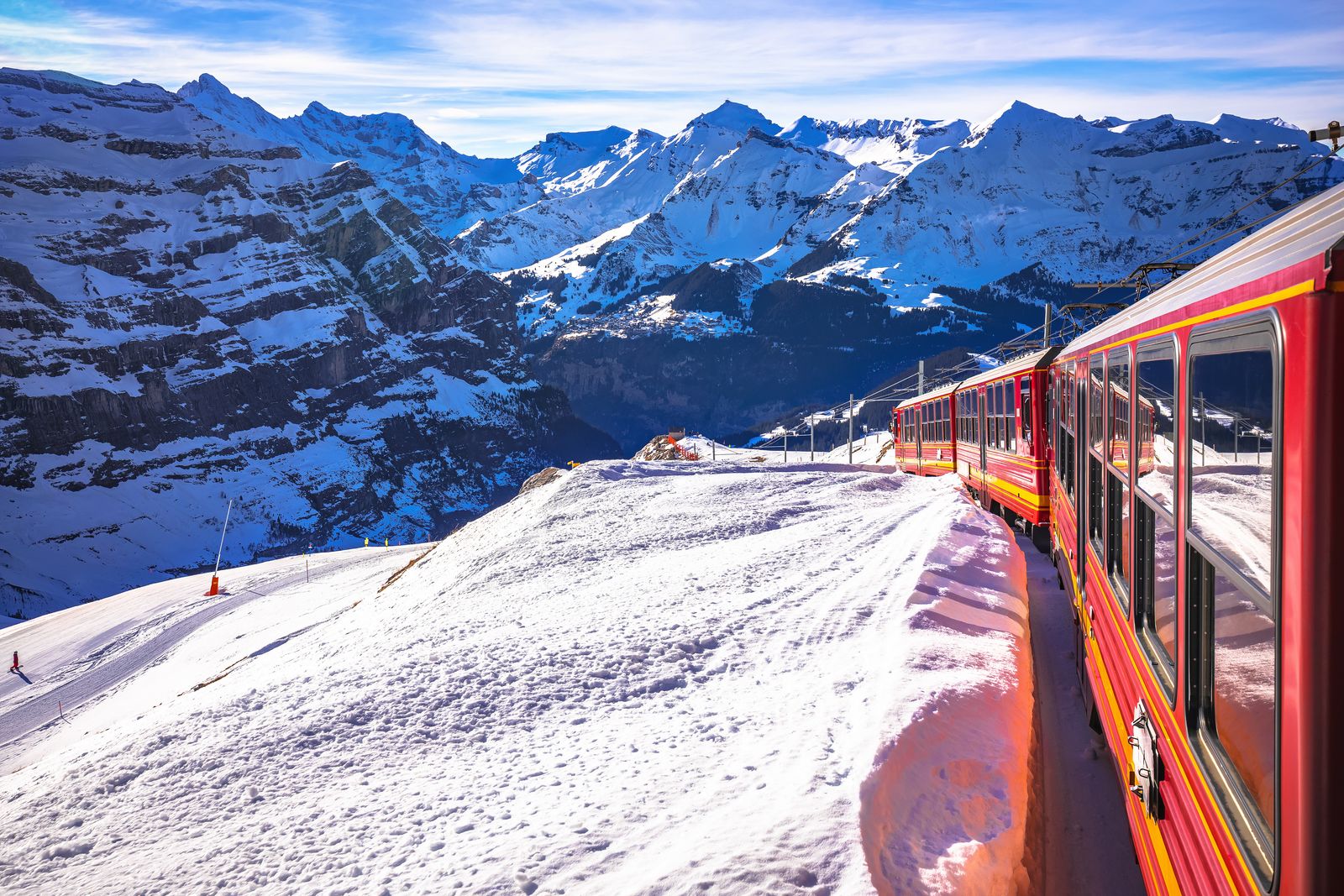 은빛 설원을 가르는 빨간 기차와 알프스 풍경