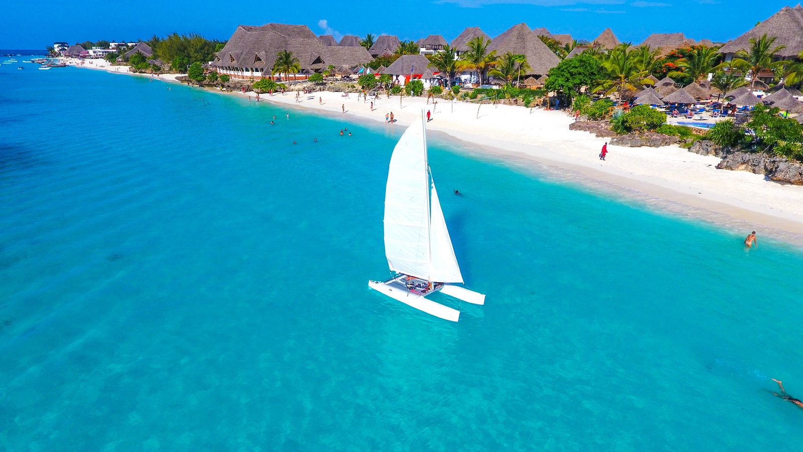 투명한 에메랄드빛 인도양 위를 미끄러지는 낭만적인 요트 항해