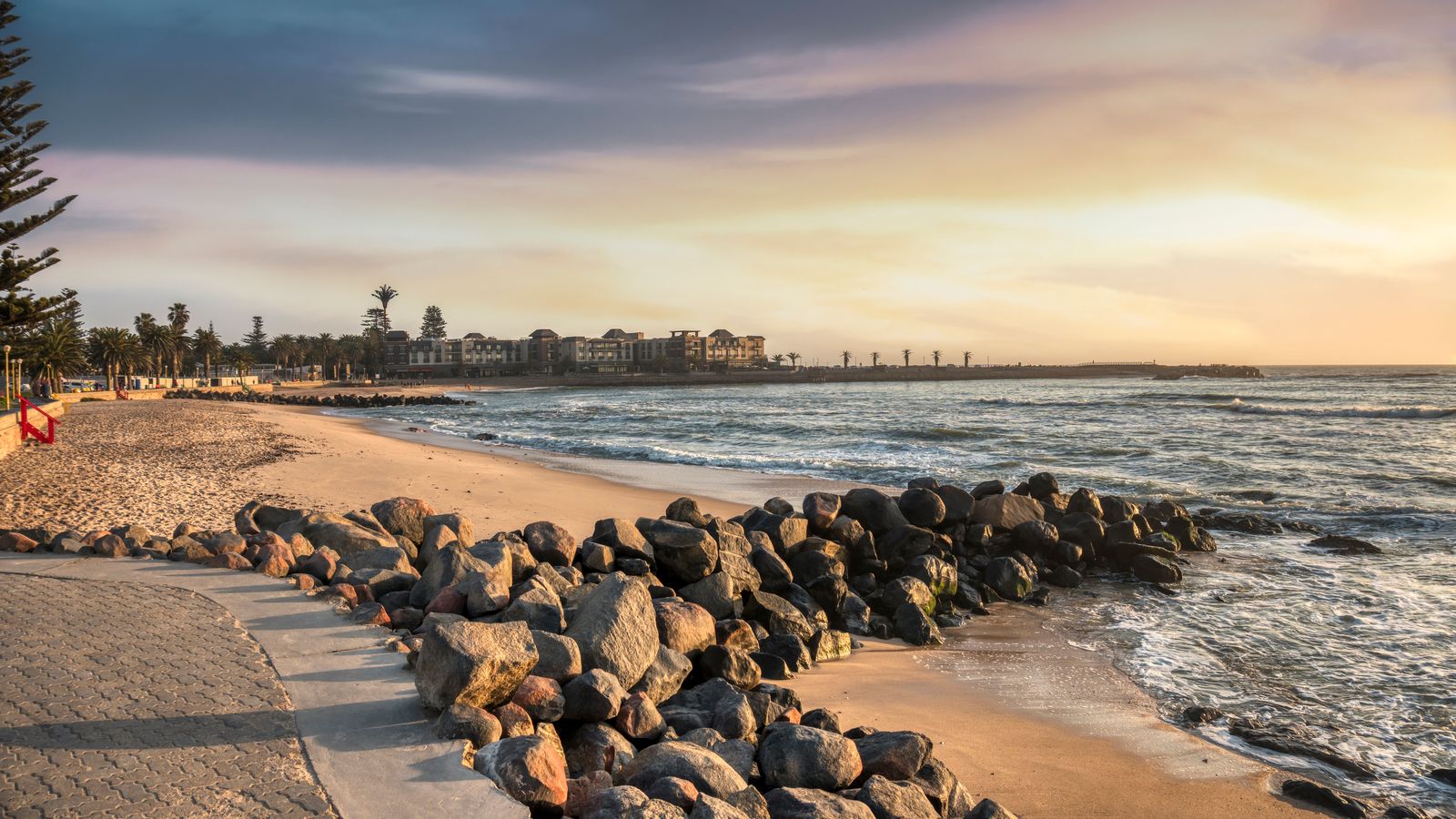 대서양의 파도와 황금빛 노을이 만나는 평화로운 해안 산책로