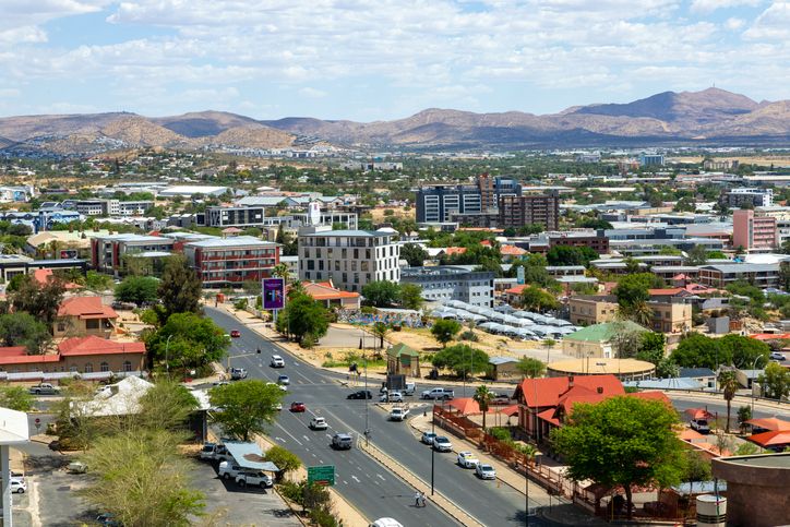 푸른 하늘과 웅장한 산맥이 어우러진 나미비아의 수도 빈트후크의 전경입니다.
