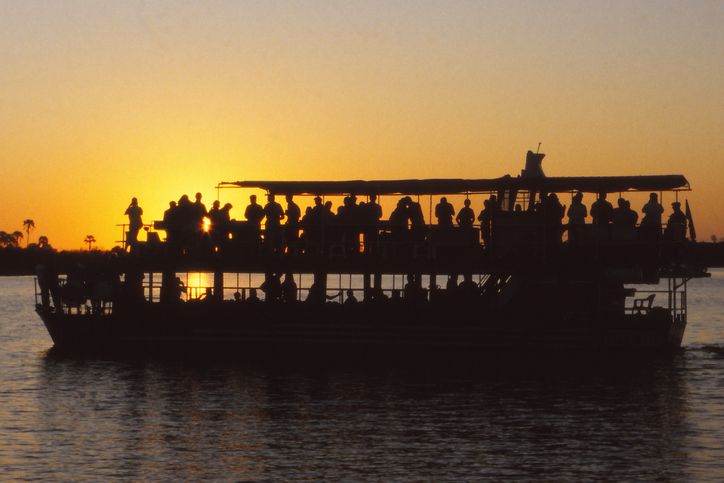 황금빛 물결 위로 지는 해를 바라보며 즐기는 낭만적인 선셋 크루즈.