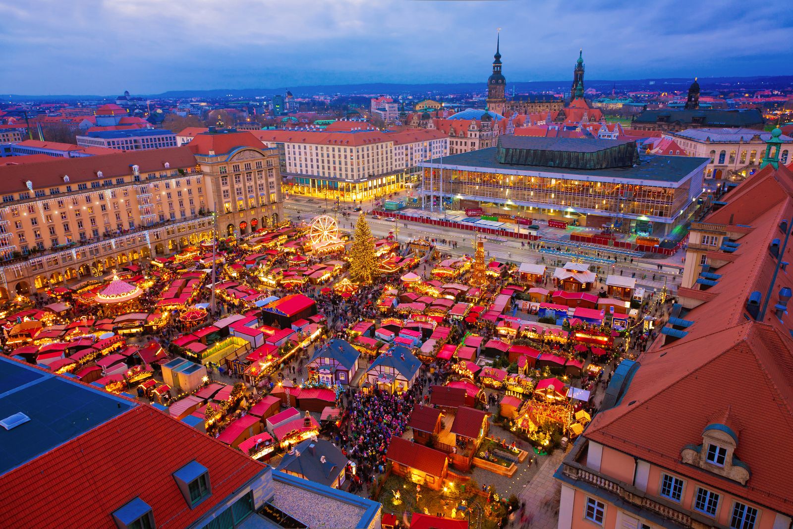 세계에서 가장 오래된 크리스마스 마켓, 드레스덴의 낭만적인 밤.