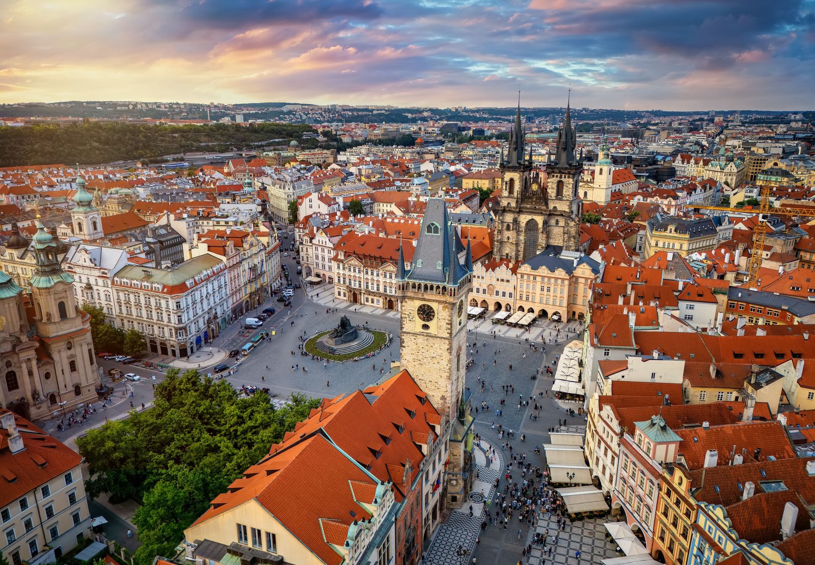 붉은 지붕과 고딕 양식이 어우러진 프라하의 노을 풍경