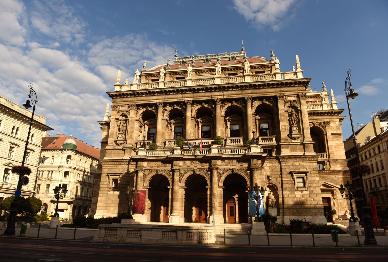 금빛 햇살 아래 웅장함을 뽐내는 신르네상스 양식의 예술 전당입니다.