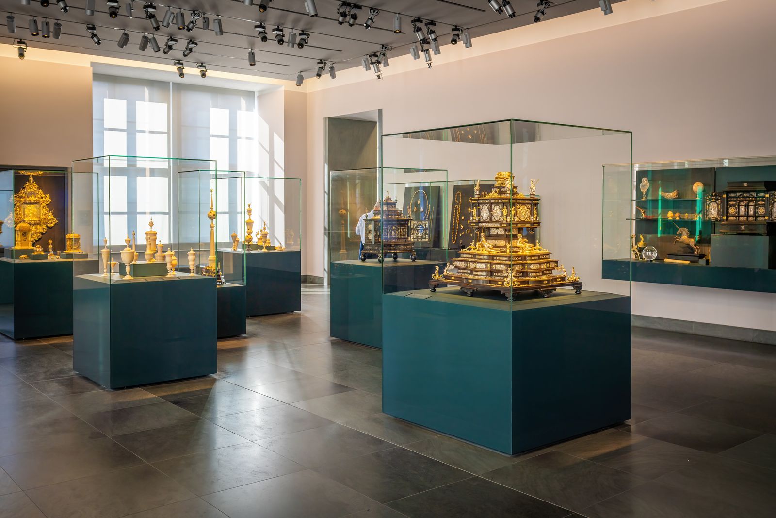 세밀한 금세공 기술과 화려함을 보여주는 드레스덴 보물실