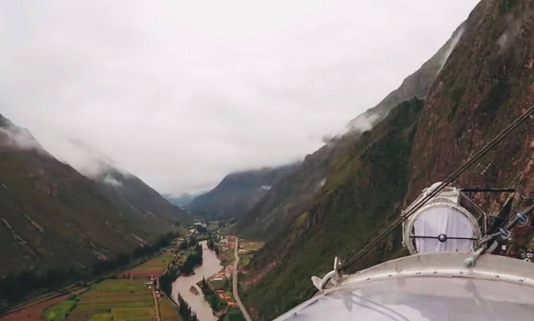 절벽 끝 투명 캡슐에서 즐기는 아찔하고도 웅장한 안데스의 절경