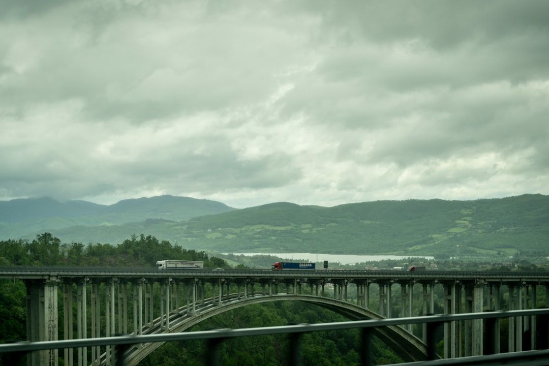 토스카나의 푸른 산맥과 호수를 가로지르는 웅장한 공학의 미학