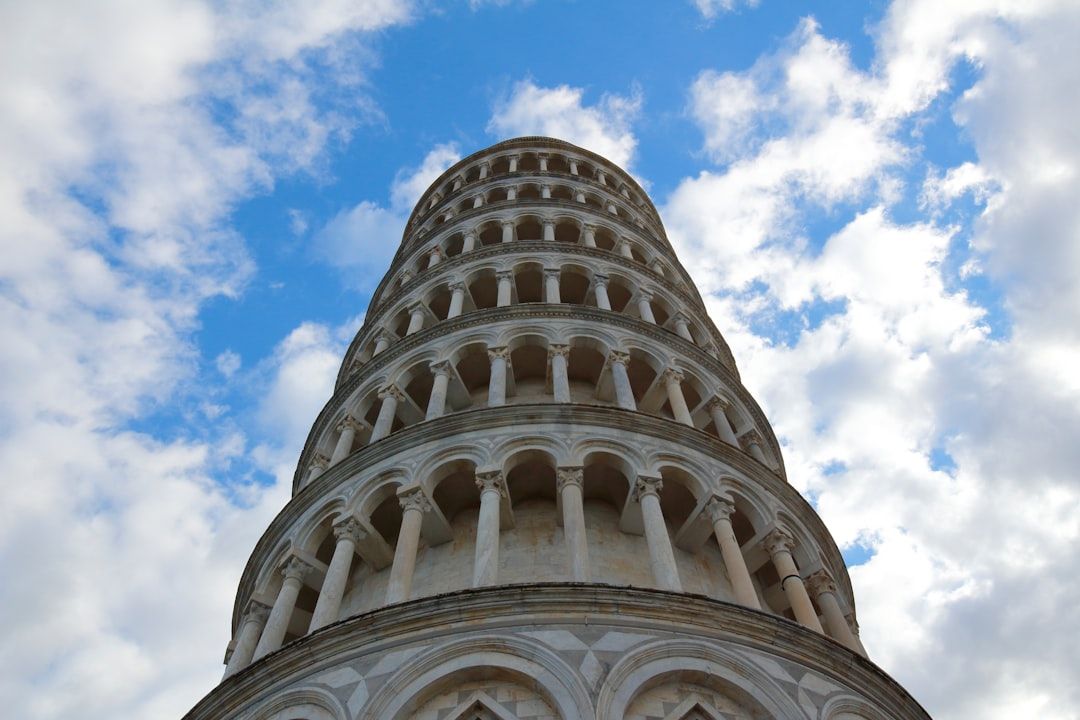 푸른 하늘 위로 솟아오른 신비로운 기울기, 이탈리아의 자부심 피사의 사탑입니다.