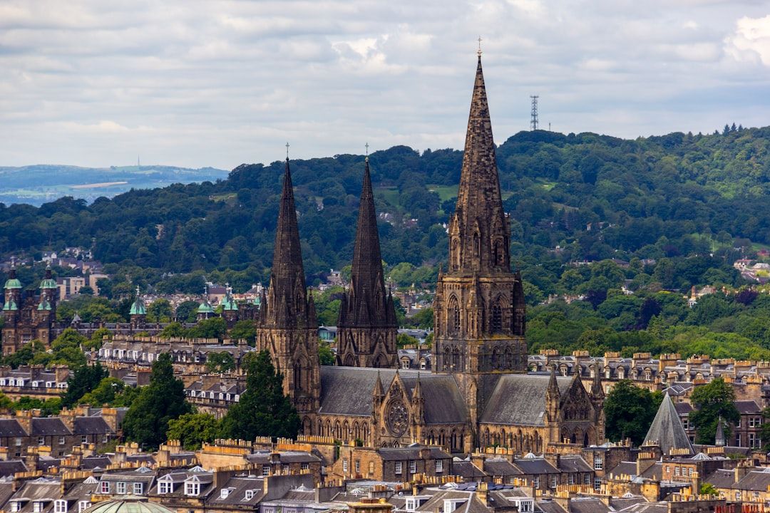 에든버러 스카이라인을 완성하는 세 개의 웅장한 고딕식 첨탑.