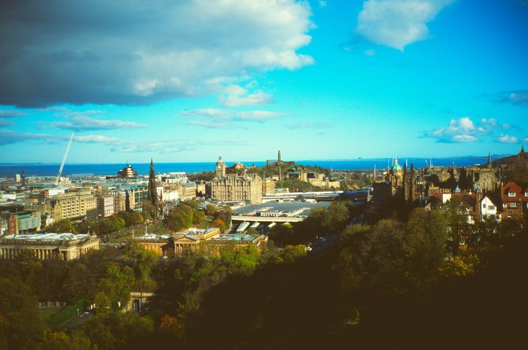 중세의 고풍스러움과 현대의 활기가 공존하는 에든버러의 아름다운 전경입니다.