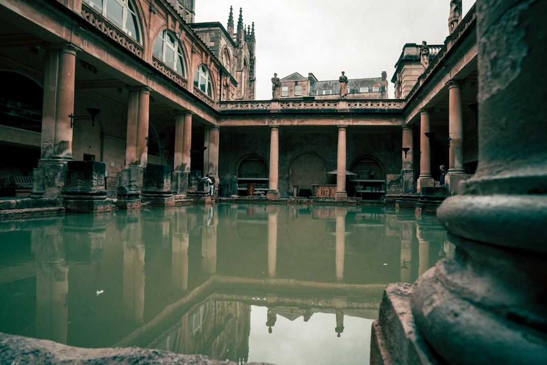 고대 로마의 숨결이 고스란히 담긴 신비로운 초록빛 온천 유적지.
