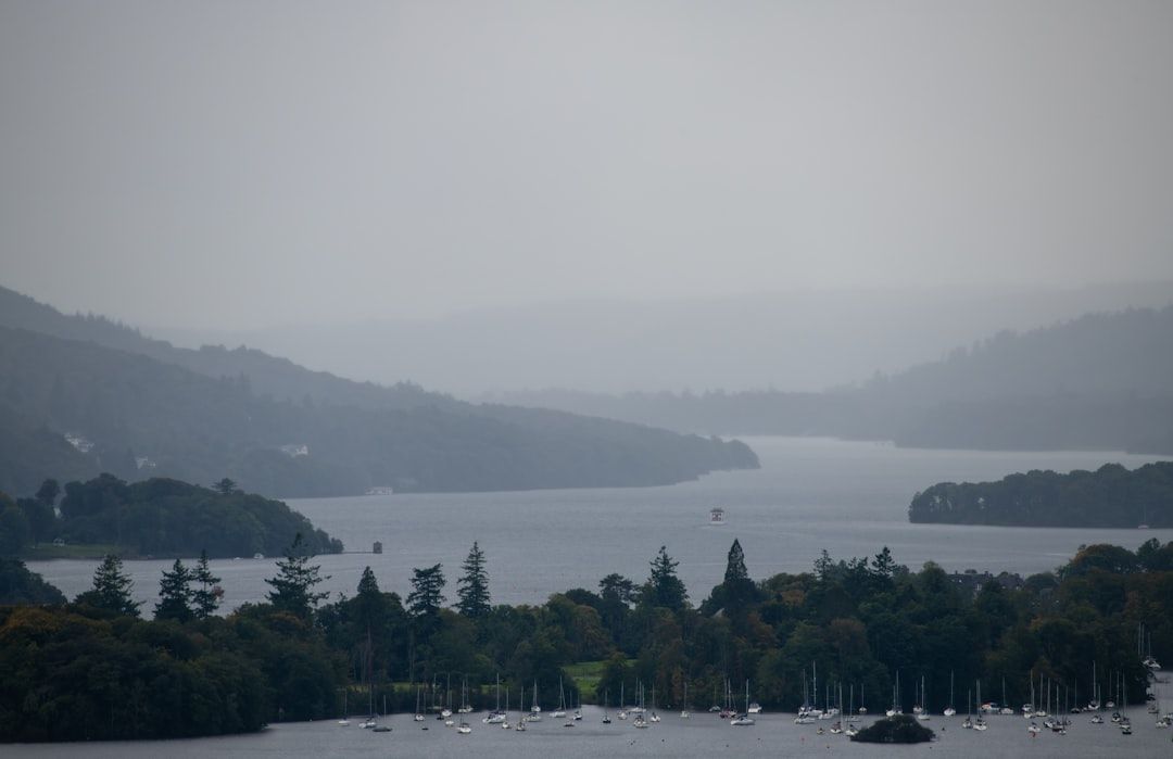 안개 속에 잠긴 고요한 윈더미어 호수, 영국 낭만주의의 정수를 느껴보세요.