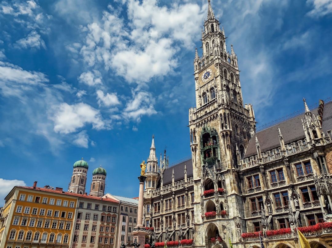 정교한 고딕 양식이 돋보이는 뮌헨의 심장, 마리엔광장의 웅장한 풍경