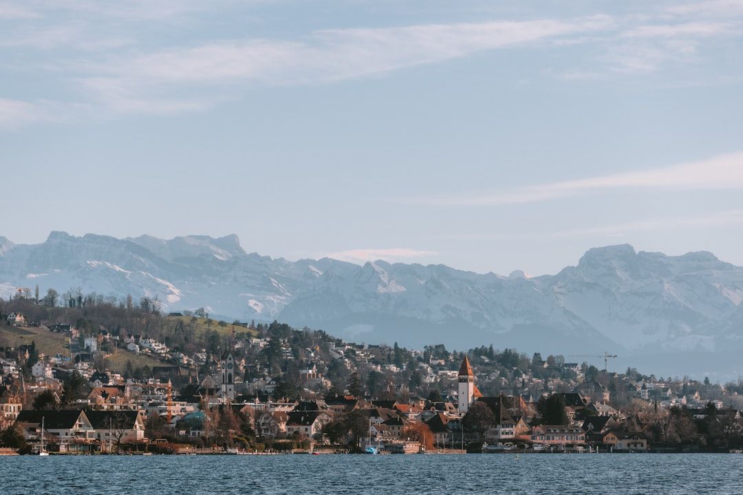 푸른 취리히 호수 너머로 펼쳐진 알프스의 만년설 풍경입니다.