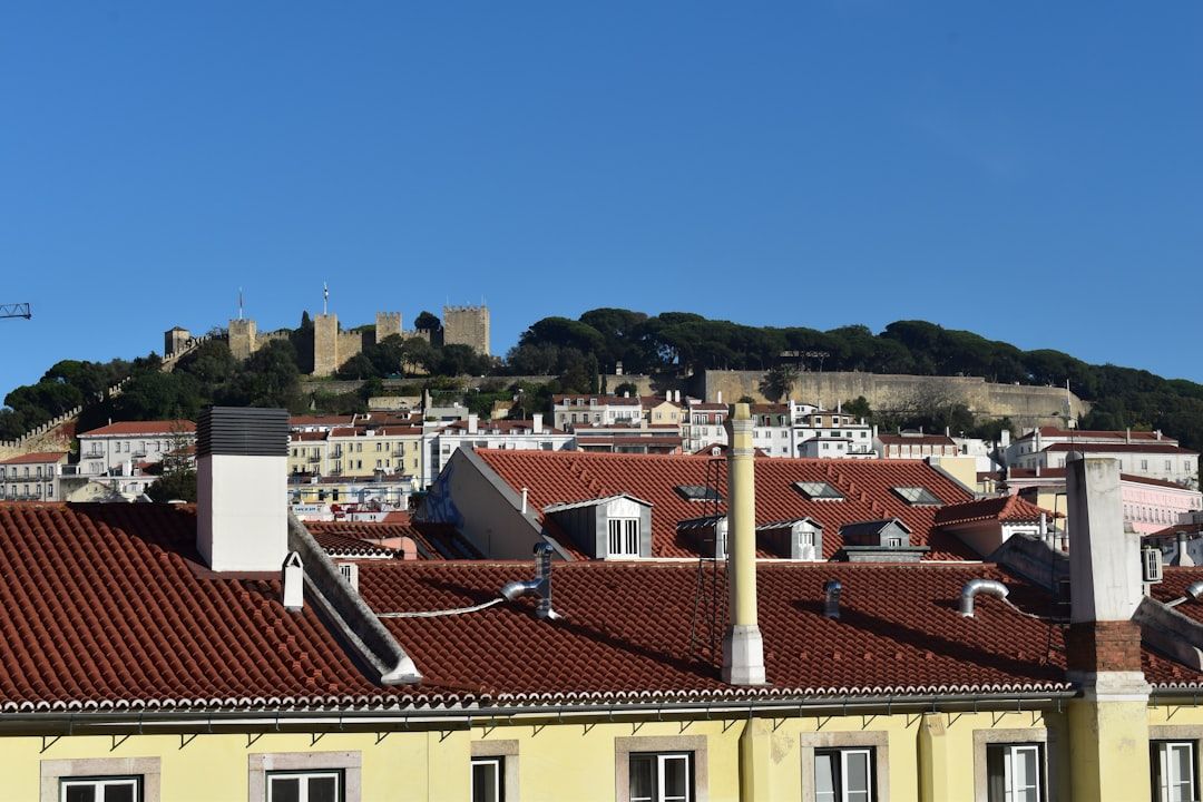 붉은 지붕 너머로 보이는 리스본의 상징, 유서 깊은 상 조르즈 성의 전경.