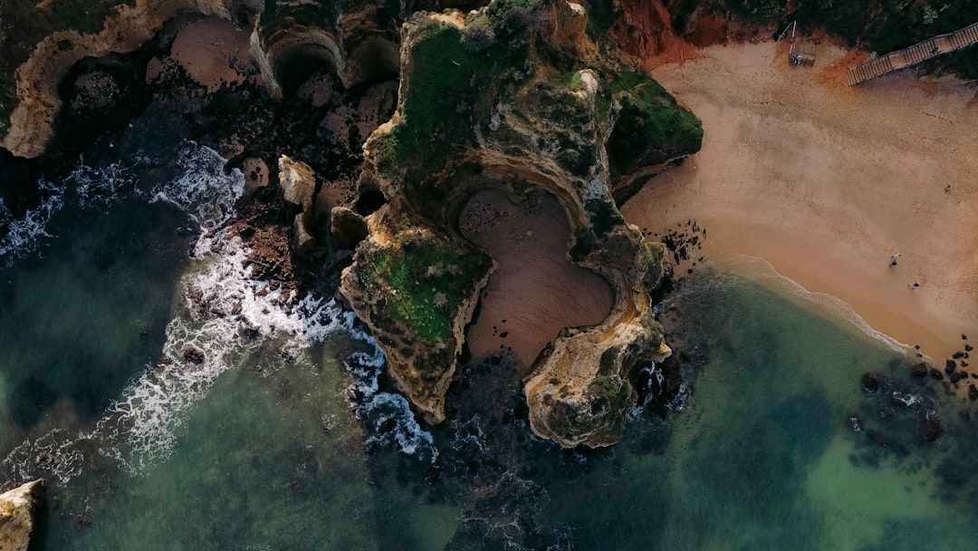 에메랄드빛 바다 위에 떠 있는 신비로운 하트 모양의 절벽