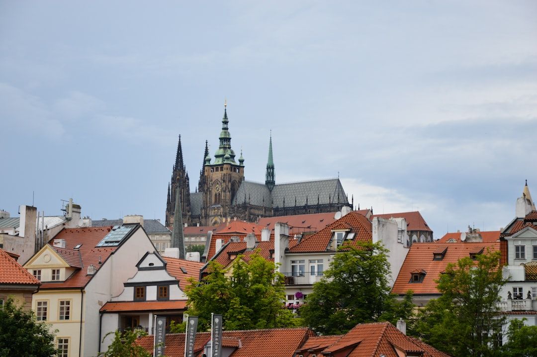프라하의 붉은 지붕 위로 우뚝 솟은 성 비투스 대성당의 위용.