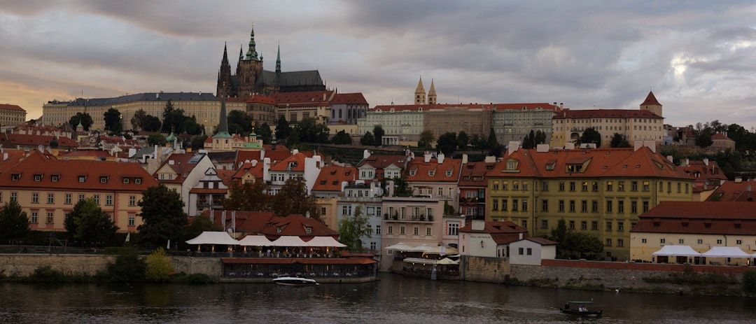 블타바 강 너머 웅장하게 솟은 프라하 성의 낭만적인 황혼녘 모습