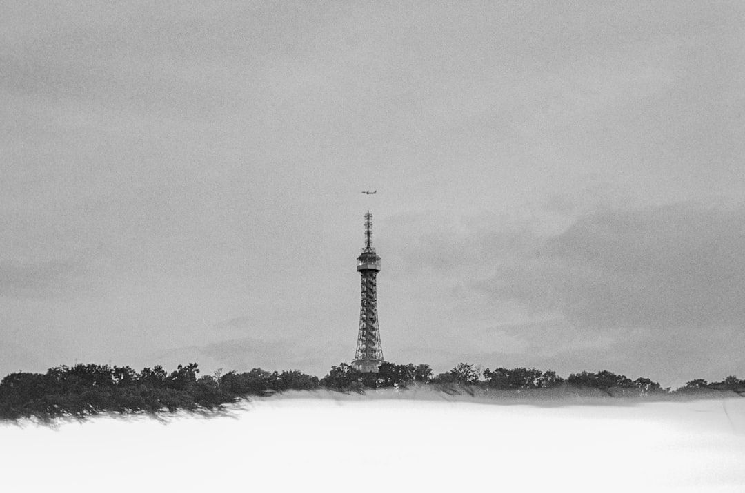 구름 위로 솟은 프라하 페트린 전망대의 풍경