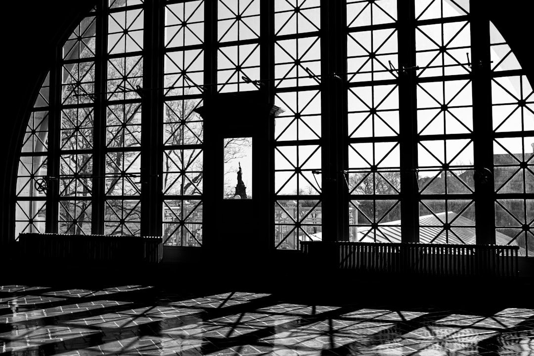 거대한 창틀 프레임 너머로 마주하는 파리의 상징, 에펠탑의 실루엣.