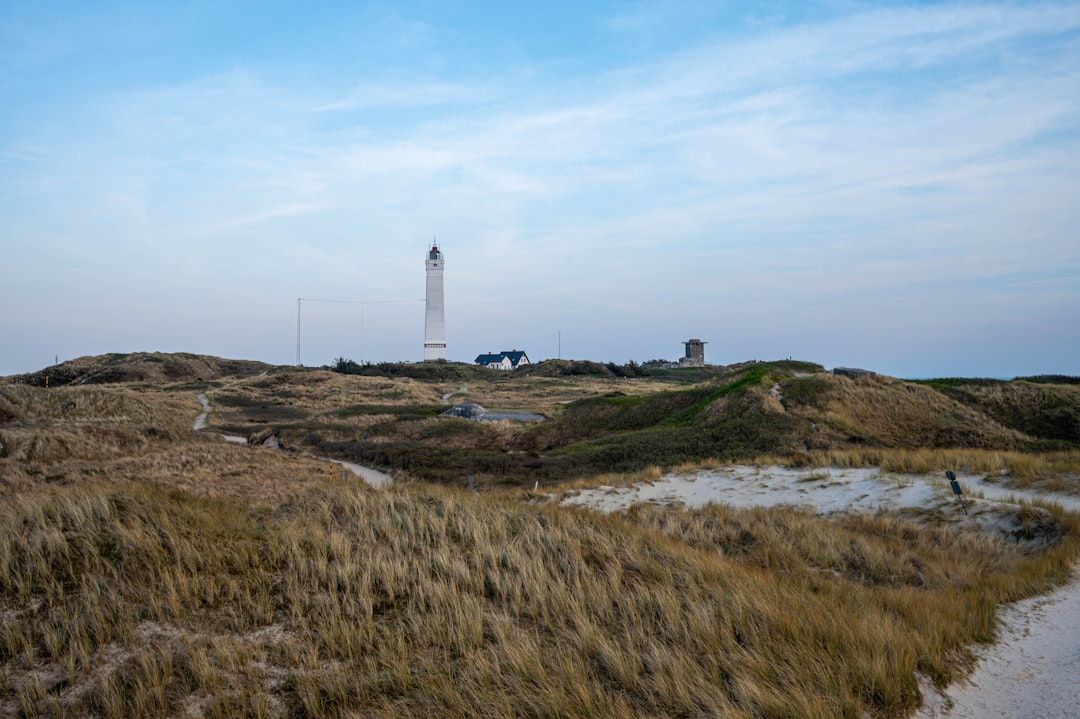 북해의 해안선을 지키는 우아한 백색의 링비그 등대.