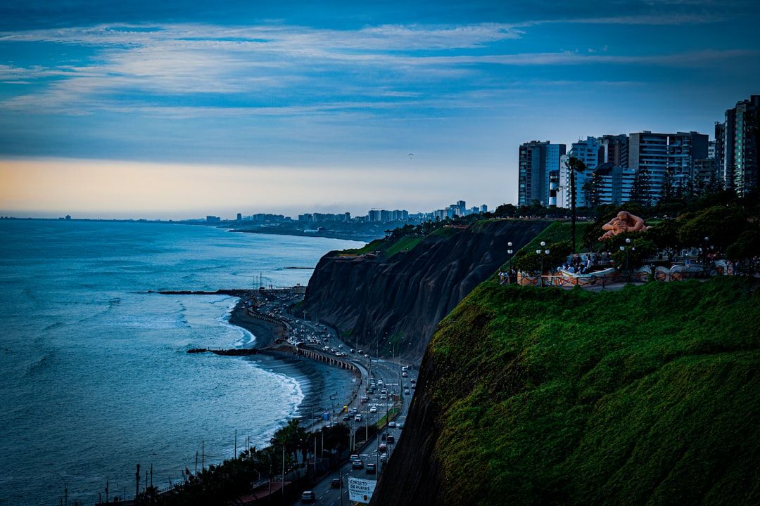 태평양의 파도와 깎아지른 절벽이 어우러진 리마의 웅장한 해안선.