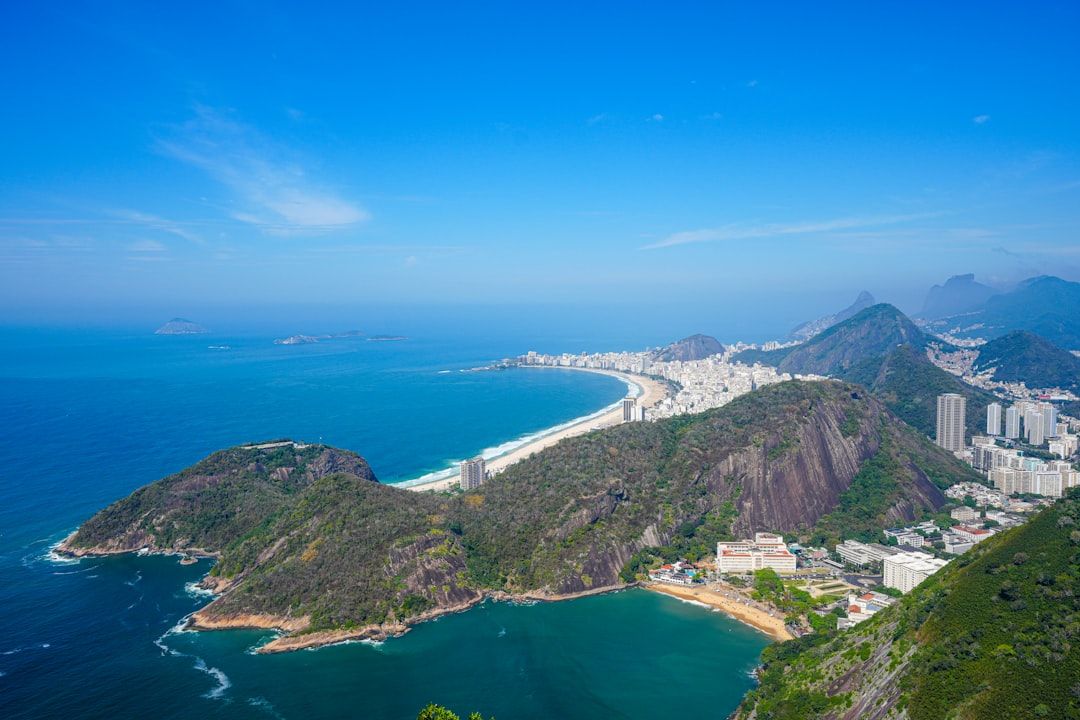 푸른 대서양과 굽이치는 백사장이 어우러진 리우데자네이루의 환상적인 파노라마.