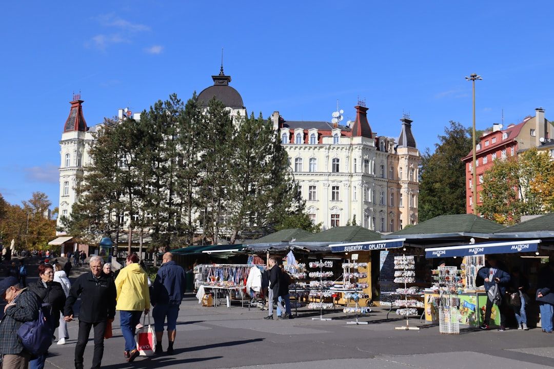 고풍스러운 건물과 활기찬 시장이 어우러진 온천 마을의 일상