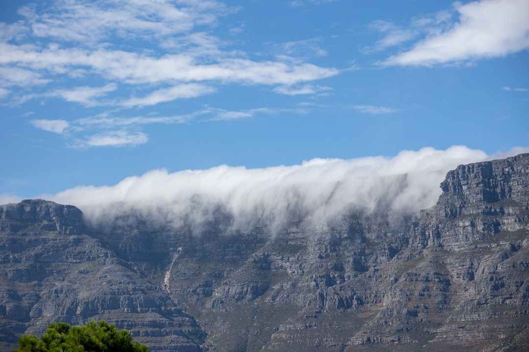 구름이 융단처럼 내려앉은 대자연의 경이로움, 케이프타운 테이블 마운틴