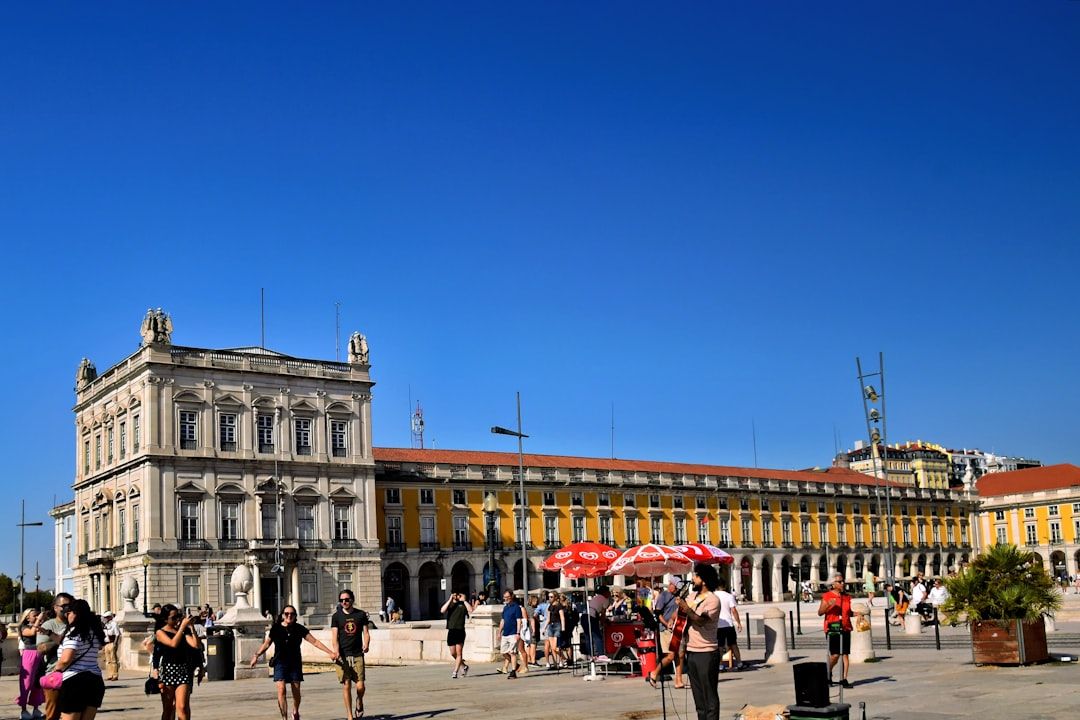 리스본의 상징, 노란색 건물이 감싸 안은 활기찬 코메르시우 광장의 풍경