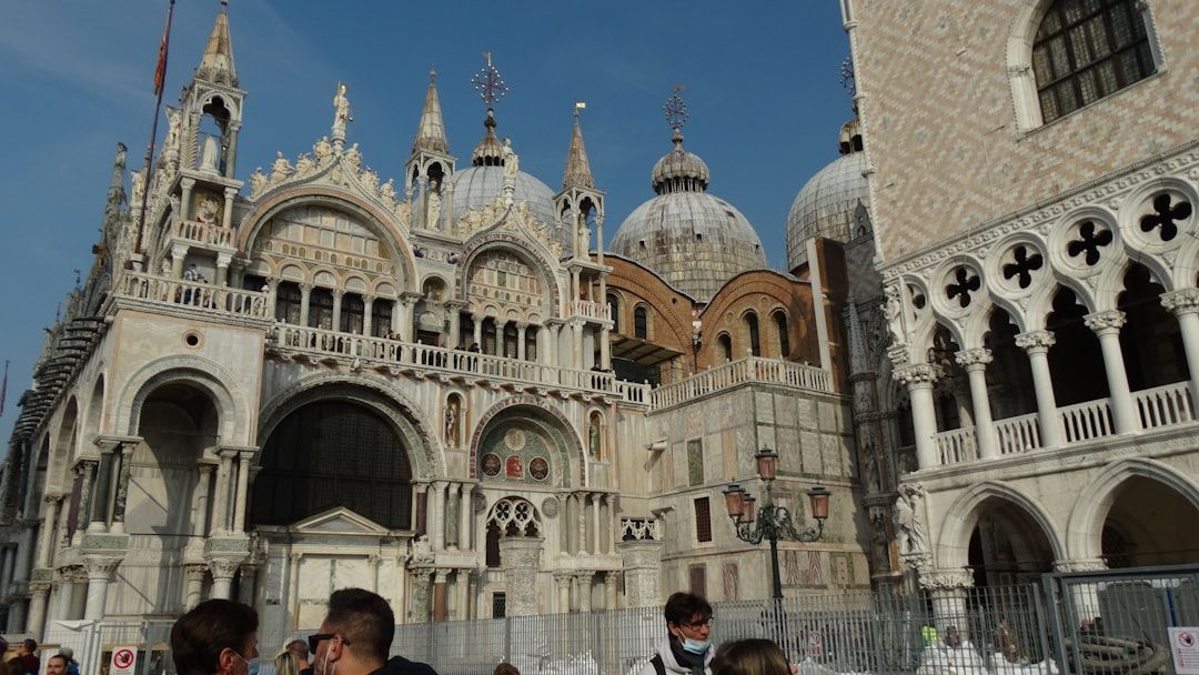 베네치아의 찬란한 역사와 비잔틴 건축의 웅장함을 마주하는 순간