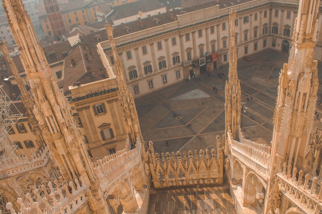 정교한 고딕 첨탑 사이로 펼쳐지는 밀라노 도심의 웅장한 전경