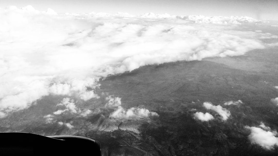 구름 위를 가로지르는 웅장한 대자연의 경이로운 순간