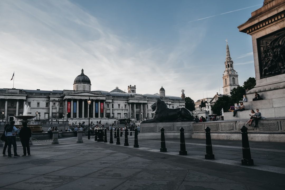런던의 심장부, 예술의 향기와 역사가 머무는 트라팔가 광장의 웅장함