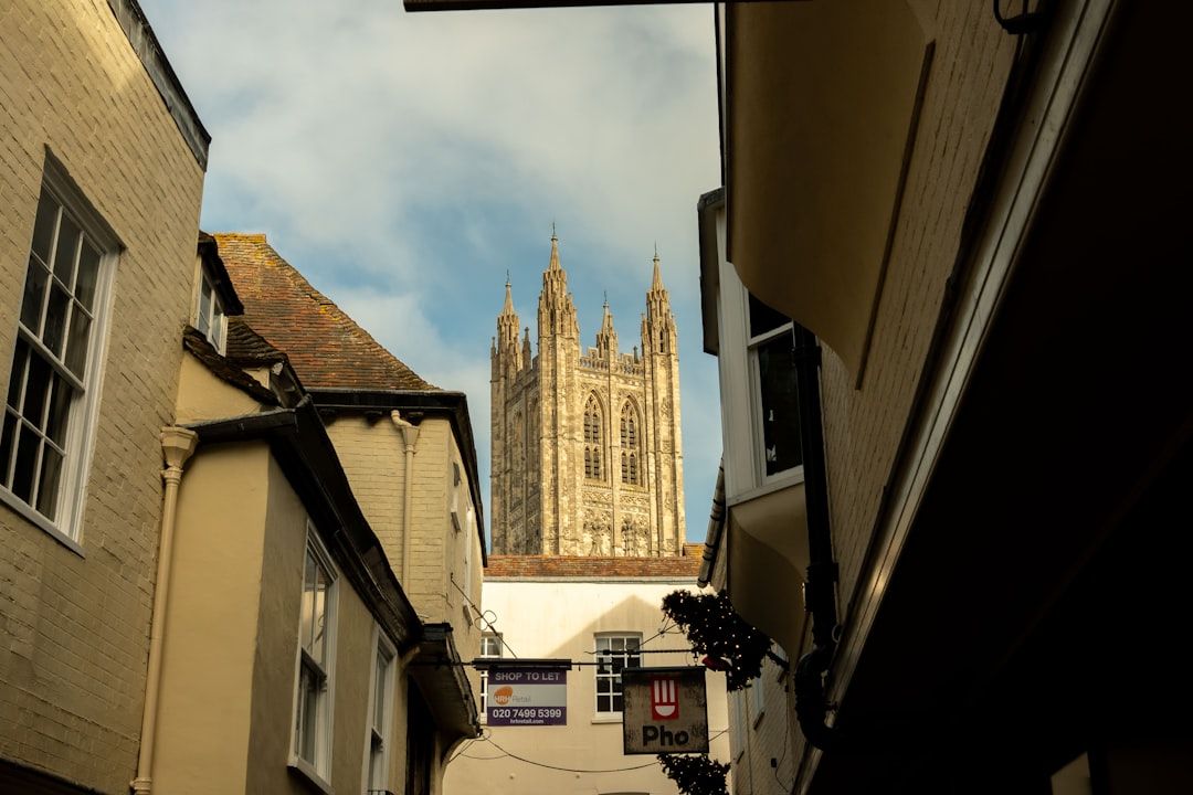 오래된 골목 끝에서 마주하는 웅장한 캔터베리 대성당의 위엄.