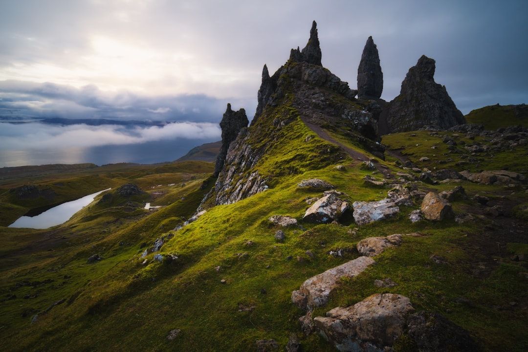 안개 낀 하이랜드의 심장, 신비로운 거석이 빚어내는 장엄한 풍경