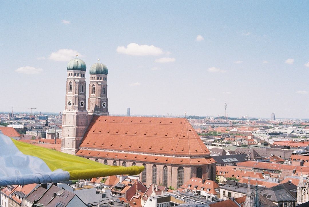 뮌헨의 상징인 두 개의 양파 모양 돔이 돋보이는 웅장한 성당 전경입니다.