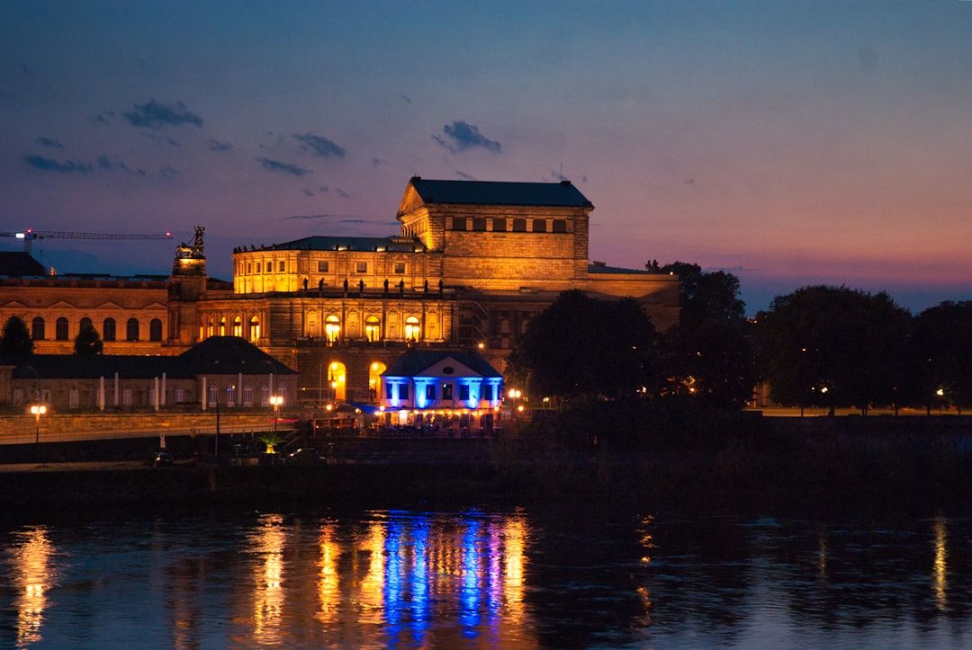 엘베 강물에 일렁이는 젬퍼 오페라 하우스의 황금빛 선율