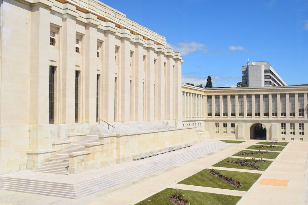 세계 평화의 상징, 제네바 유엔 본부의 웅장한 건축미와 질서 정연한 풍경.