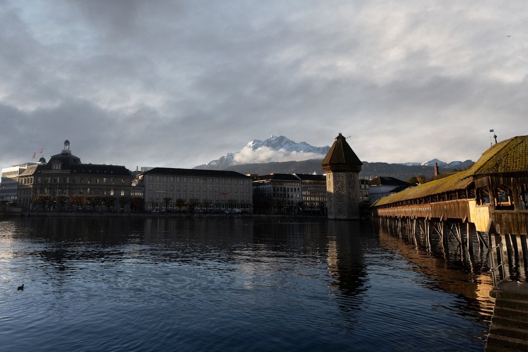 만년설 덮인 산과 로이스 강이 빚어낸 루체른의 가장 상징적인 순간.