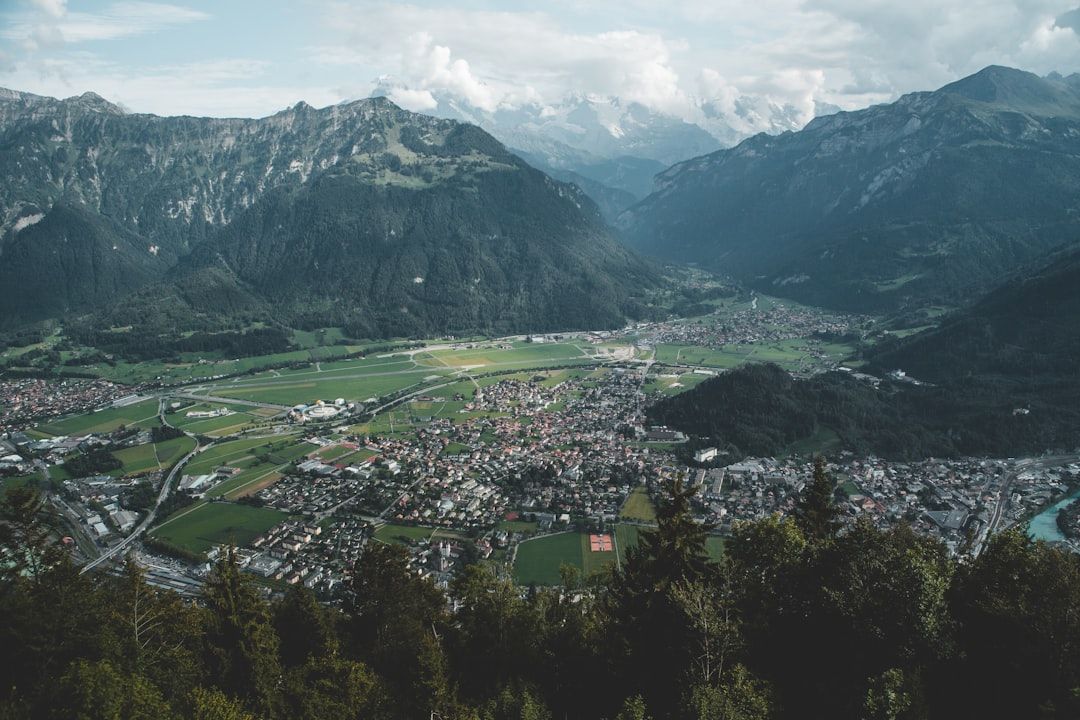 두 호수 사이, 알프스의 웅장함이 한눈에 담기는 인터라켄의 파노라마 뷰.