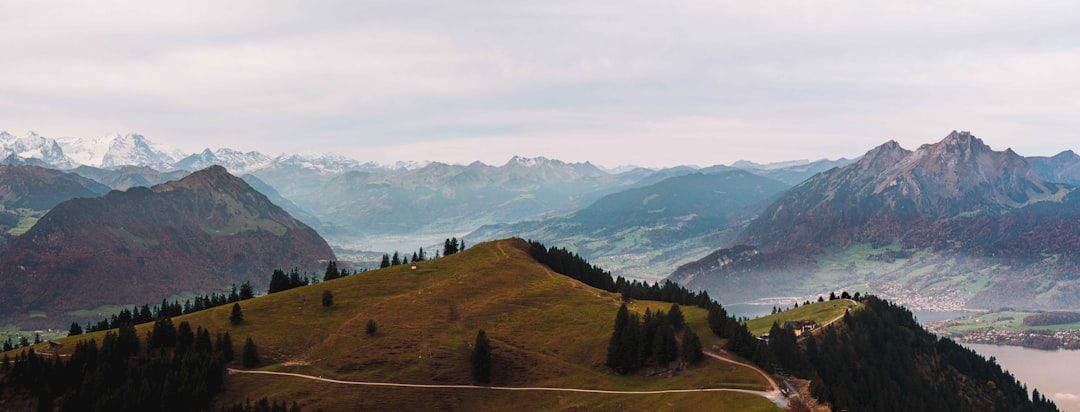 웅장한 알프스 산맥과 평화로운 능선이 어우러진 경이로운 풍경