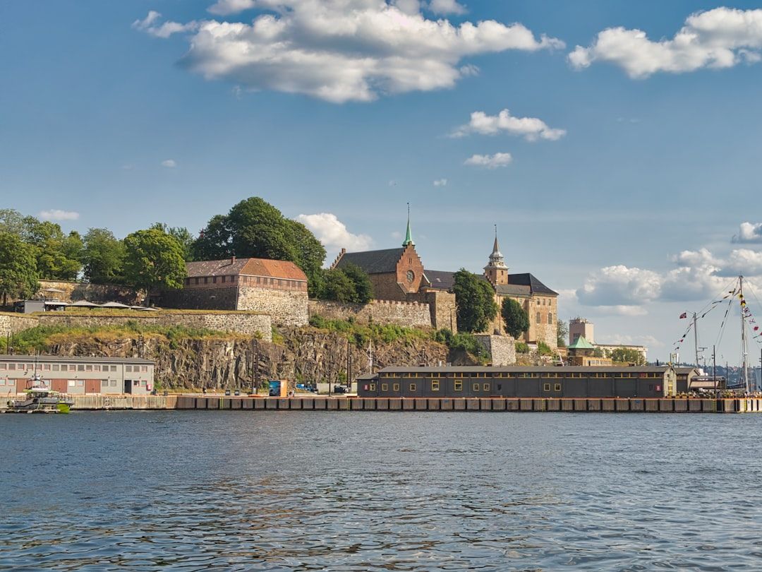 맑은 하늘 아래 오슬로 피오르를 수호하는 웅장한 아케르스후스 요새의 전경입니다.
