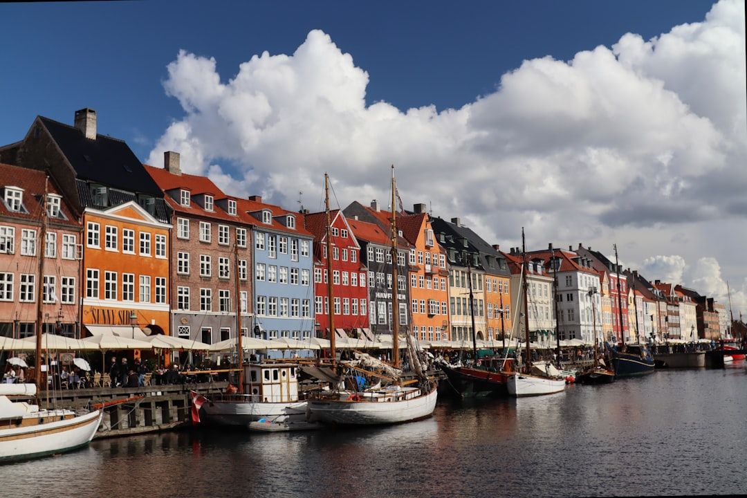 운하를 따라 펼쳐진 동화 같은 색감의 건물들과 낭만적인 요트 풍경