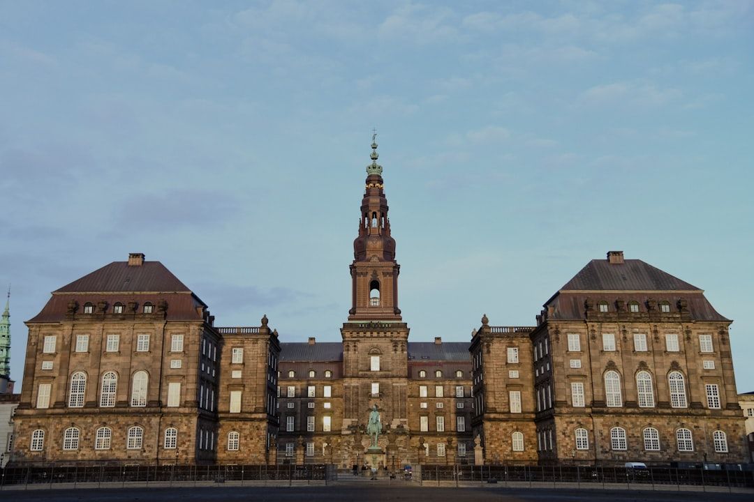 덴마크의 권위와 역사를 상징하는 웅장한 크리스티안스보르 궁전