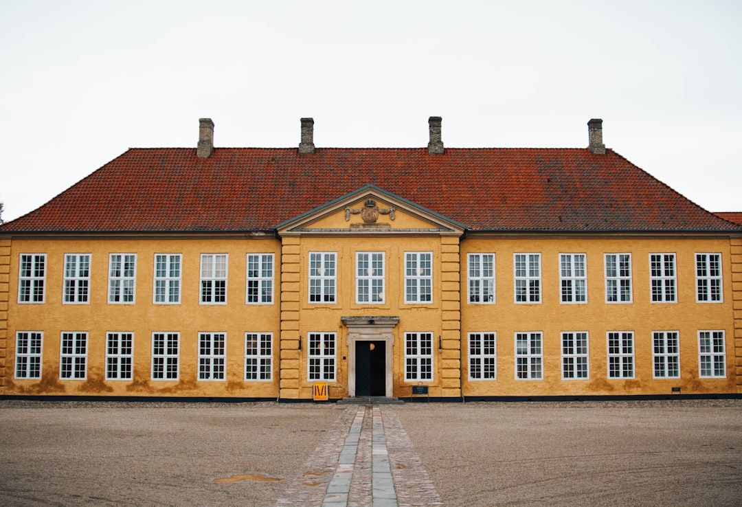 별 모양 요새 속에서 마주하는 덴마크 특유의 따스한 노란빛 건축미.