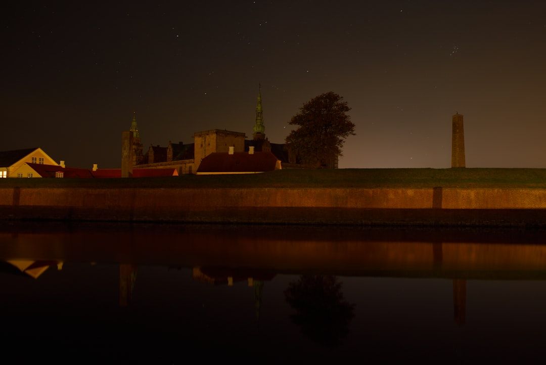 햄릿의 무대가 된 유서 깊은 크론보르 성의 신비로운 밤 풍경